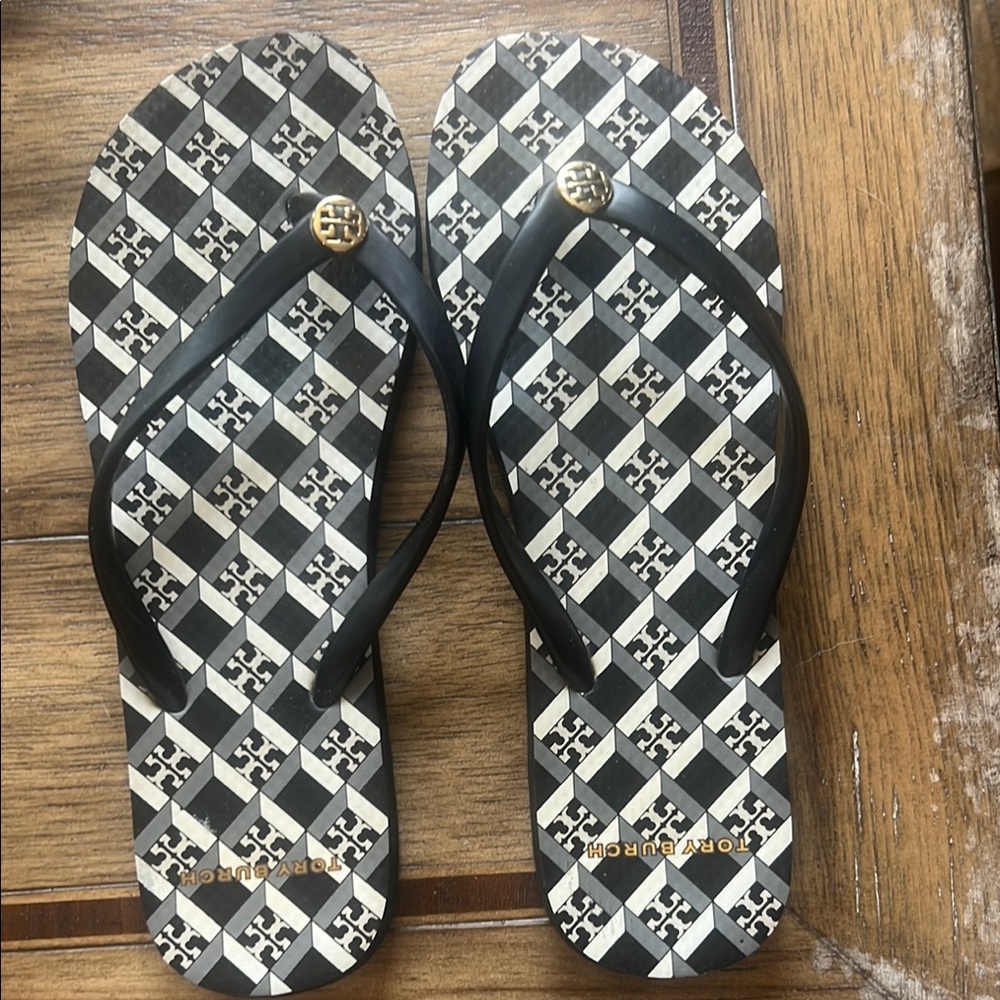 Tory Burch Black Sandals with Diagonal Pattern size 8.5 EUC